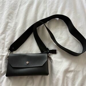 ai Toronto Seoul crossbody pouch in black